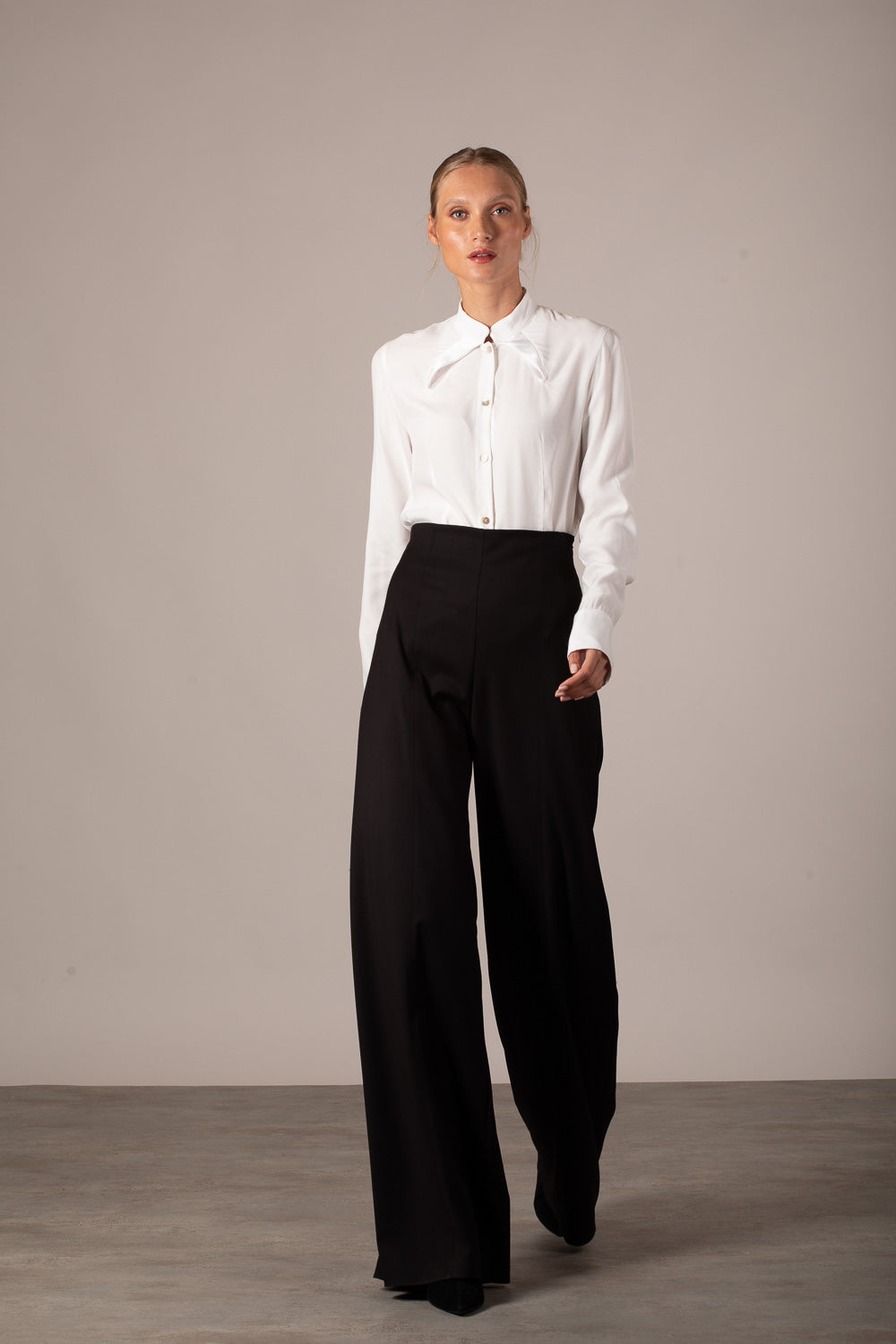 Buy Next One Women Black Relaxed Straight Leg Loose Fit High Rise Easy Wash  Parallel Trousers - Trousers for Women 23367482 | Myntra